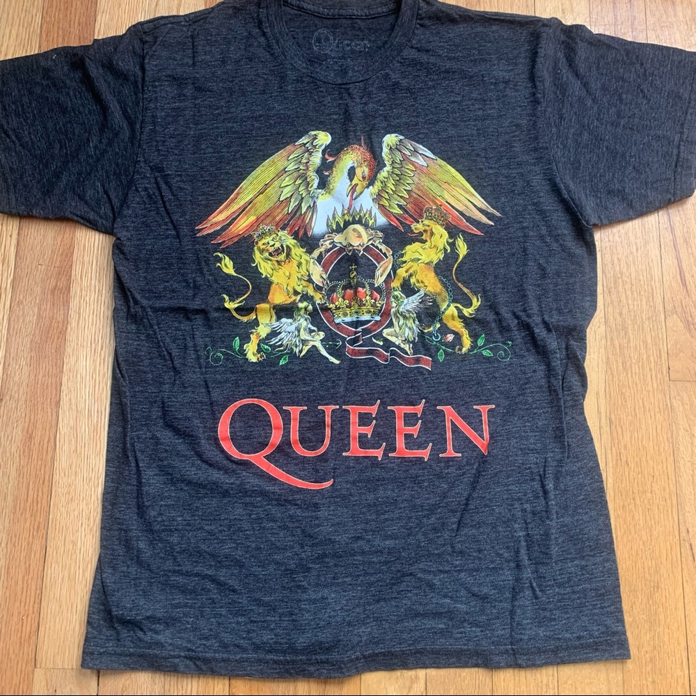 QUEEN t-shirt size medium M nice vintage look Wil short sleeves.
